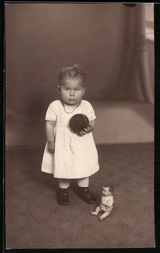 Photo toddler with ball - toddler,