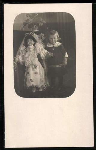 Photo toddler standing next - photo-ak,