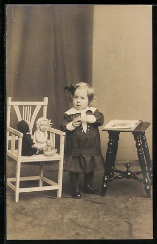 Photo small child next a - photo-ak, to