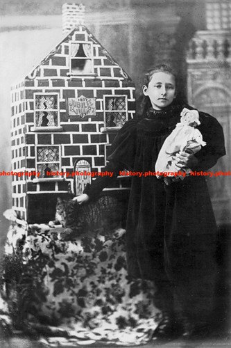 F014554 girl standing next - f014554,