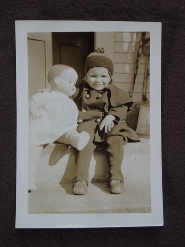 Young girl sitting front - young,