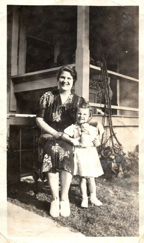 Little girl making - making, face